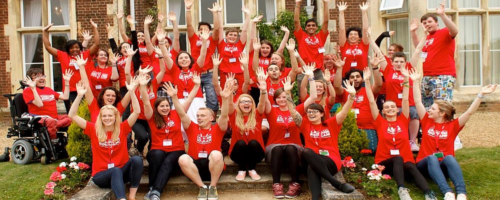 Gruppenfoto: Teilnehmende des Bootcamps GB 2013 halten Hände in die Luft