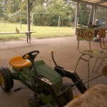 Blick auf leere Stühle, herumliegende Kinderfahrzeuge im Asa-FF Sommerlager 2014