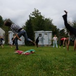 Anfänger beim Capoeiratraining im Freien.