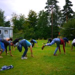 Gruppe beim Sport im Freien aus der Sicht von hinten.