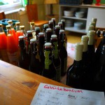Getränkeflaschen und Strichliste für Getränkekonsum.