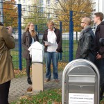 Asa-FF Mitarbeitende reden vor der Presse vor dem Gebäude des sächsischen Landesverfassungsschutz in Dresden.