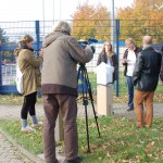 Presse von hinten während gefilmter Rede von Asa-FF Mitarbeitenden vor Gebäude des sächsischem Verfassungsschutzes.