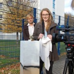 Asa-FF Mitarbeitende vor Pressekamera und dem Goldenen Hasenpokal für den sächsischen Landesverfassungsschutz.