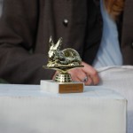 Nahaufnahme des Goldenen Hasenpokals von vorne