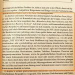 Auszug des Vorworts: "Im fünften und letzten Abschnitt des dritten Kapitels beschreiben Franz Knoppe und Maria Gäde als Kunstaktivisten und Mitglieder der Gruppe "Grass Lifter" (also die, die das Gras ausgraben) ihre "Künstlerische(n) Interventionen zum NSU im öffentlichen Raum in Sachsen". Auf einer system- und kommunikationstheoretischen Perspektive aufbauend fragten sie sich zunächst, wie die sächsische Bevölkerung und lokale Behörden nach der Aufdeckung des NSU damit umgingen, dass die Rechtsterroristen jahrelang unter ihnen gelebt hatten und identifizierten hier sehr starke Verdrängungsmechanismen. Um diese zu durchbrechen, zur Reflexion anzuregen und Diskurse auszulösen führten sie - inspiriert u.a. von den großartigen "THE YES MEN" um Andy Bichlbaum (vgl. http://theyesmen.org) - vier verschiedene, sehr symbolkräftige und medienwirksame künstlerische Interventionen im öffentlichen Raum durch. Im Text beschreiben sie diese Kunstaktionen, unterlegt mit aussagekräftigen Bildern, sowie deren Logik und Grundprinzipien, ihre künstlerischen Motivationen, Ansätze, Taktiken, Prinzipien, Theorien und gruppendynamischen Prozesse, sowie die gesellschaftlichen Reaktionen darauf. Mit einem Schmunzeln nimmt man als Leser oder Leserin erfreut zur Kenntnis, wie es ihnen durch diese relativ unaufwändigen künstlerischen Aktionen gelungen ist, das vor Ort herrschende politische Meinungsvakuum mit künstlerischen Mitteln zu füllen und somit einen Beitrag zum Umkonstruieren unserer immer sozial konstruierten Realität zu leisten."