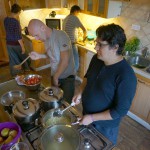 Teilnehmende beim Kochen in der Küche