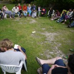 Stuhlkreis im Freien der Teilnehmenden