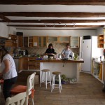 Kochende Teilnehmende in Küche in historischen Gemäuern