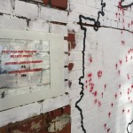 Schwarz gesprühte Umrandung des Gebiets von Deutschland auf weißem Grund mit roten Flecken darauf, einen Fleck für jeen der 184 rechten Morde zwischen 1990 und 2015. Davon sind nur 75 offiziell staatlich anerkannt, der Rest unabhängig recherchiert.