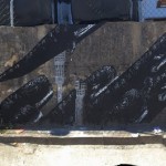 Mauergrafitti schwimmende Waale mit zusammengebissenen Zähnen schwimmen zwischen steinernen Türmen