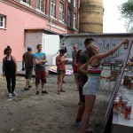 Teilnehmende des Impulse Boost Camps 2015 beim Sprayen einer Leinwand