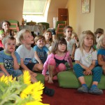 Gespannte Kinder im Kindergarten