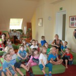 Mehrdad Zaeri liest Kindern im Kindergarten vor