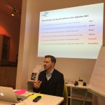 Beamerbild das zeigt, wir sind mitten in der digitalen Welt und große Internetkonzerne in vielen Branchen besitzen wenig physische Infrastruktur