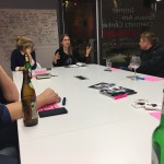 Teilnehmende sitzen zusammen am Tisch beim Führungskräfteseminar Neue Führung? Neue Welt?