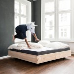 Person mit Einhornkopf springt auf Bett (von Julia Kneuse)