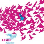 Logo Lead Academy: Eine blaue Taube zwischen ganz vielen roten Tauben
