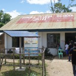 Foto der Grundschule in Bantol, die dihren Strom durch ein Solarmodul vor der Schule erhält.