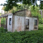 Verfallenes Haus auf dem steht: "Philippine German Special Energy Program". Zeigt Kritik an wenig Nachhaltigkeit bei Energiewendeinvestitionen in Ländern des Globalen Südens.