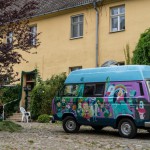 Bunter VW-Bus vor der Sommerlagerunterkunft