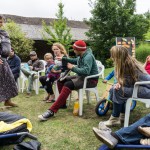 Stuhlkreis mit Babies im Sommerlager