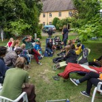 Stuhlkreis und Liegenkreis im Sommerlager