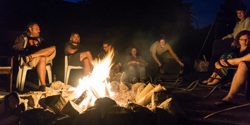 Entspannen am Lagerfeuer im Dunkeln im Sommerlager