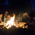 Entspannen am Lagerfeuer bei Nacht