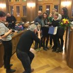Preisverleihung Chemnitzer Friedenspreis 2017: Siegende Menschen vom Asa-FF vor der Presse