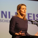 Frau hält eine Rede bei Preisübergabe