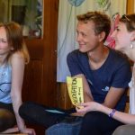 Entspannt lachende Teilnehmende im Stuhlkreis