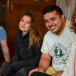 Lachende Menschen aus dem Sitzkreis