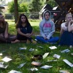 Sitzkreis im Freien mit Karten in der Mitte