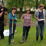 GrasLifter mit Kamerateam auf der Wiese, wo ehemals der Wohnsitz des NSU in Zwickau stand