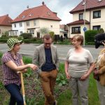 GrasLifter mit Anwohnenden auf ehemaligen NSU Grundstück in Zwickau