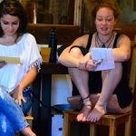 Zwei entspannte Teilnehmende im Sitzen beim Lesen von Zetteln