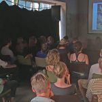 Foto Publikum von hinen bei Vortrag: Intelligenz und Kultur bei Delfinen und Walen (Diplom-Biologe Fabian Ritter)