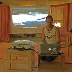 Diplom-Biologe Fabian Ritter lacht während des Vortrags