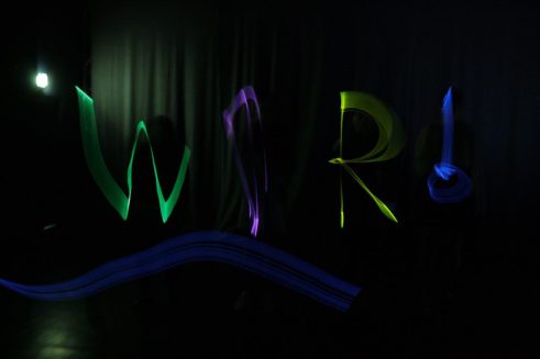 Buntes und künstlerisch gemaltes Wort "WIR!"