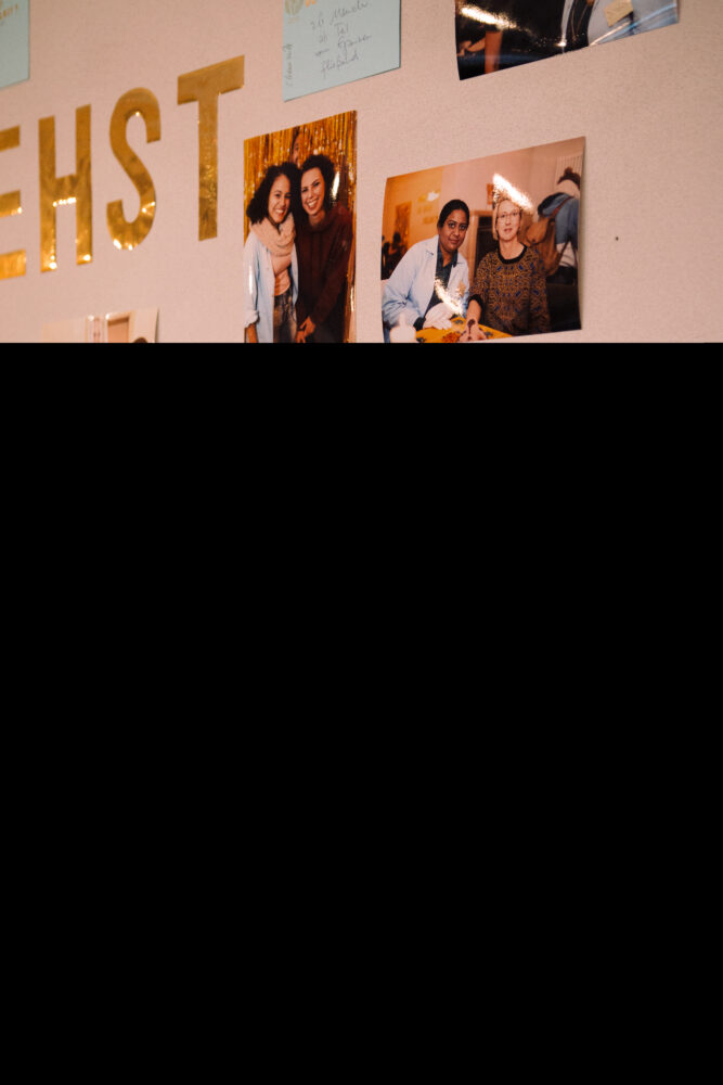 Wand mit Bilder von Freundinnen beklebt und Karten mit Text dazu Wand mit Bilder von Freundinnen beklebt und Karten mit Text dazu