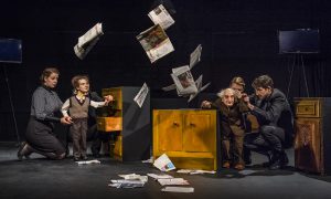 Schauspielerinnen und Schauspieler mit den Puppen beim Stück "Wenn mich einer fragte": Es fliegen Zeitschriften durch die Luft