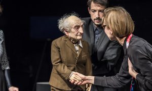 Schauspielerin schüttelt Puppe von Stefan Heym die Hand