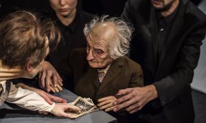 Puppe des Schriftstellers Stefan Heym beim Theaterstück in der Nahaufnahme