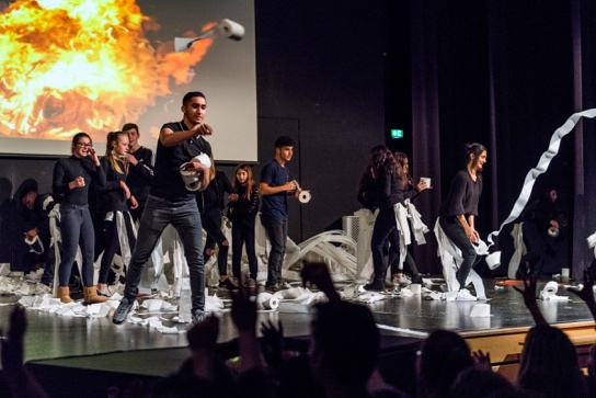 Schauspielende werfen Klopapierrollen von der Bühne in die Menge