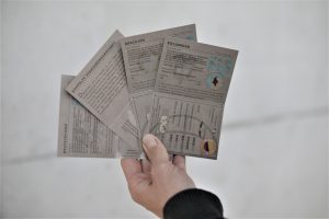 Mehrere Reisepässe vom Reisepass Quartett werden wie ein Blatt beim Kartenspiel in einer Hand gehalten