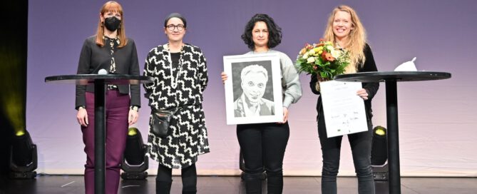 Katja Meier (Sächsische Staatsministerin der Justiz und für Demokratie, Europa und Gleichstellung) und Prof. Dr. Anja Besand ( Professur für Didaktik der politischen Bildung an der TU Dresden) verleihen den Peter-Henkenborg-Preis an den ASA-FF e.V.