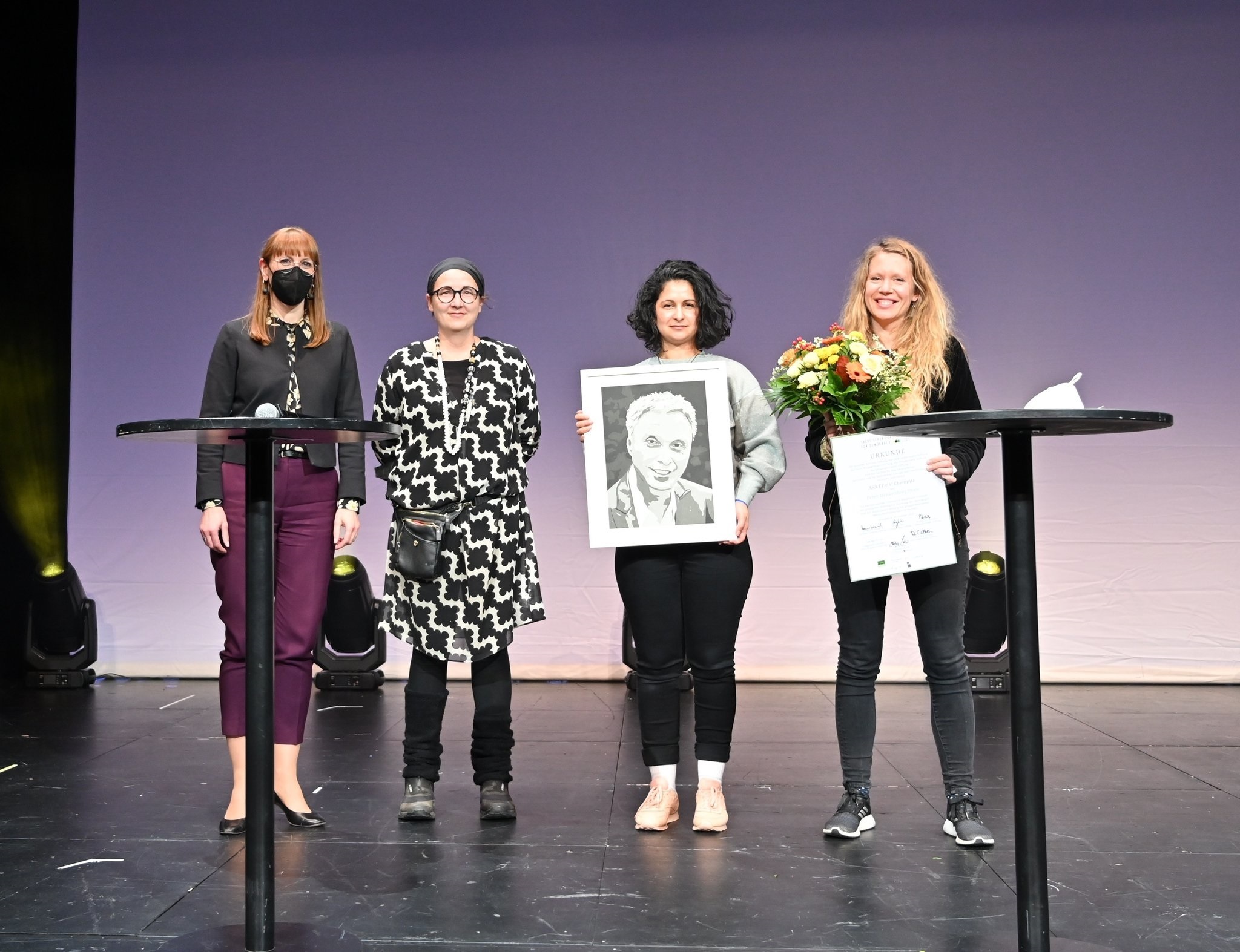 Katja Meier (Sächsische Staatsministerin der Justiz und für Demokratie, Europa und Gleichstellung) und Prof. Dr. Anja Besand ( Professur für Didaktik der politischen Bildung an der TU Dresden) verleihen den Peter-Henkenborg-Preis an den ASA-FF e.V.