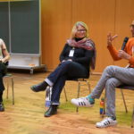 Drei Menschen in einer Podiumsdiskussion