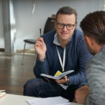 Zwei Menschen bei einer Kleingruppenarbeit.